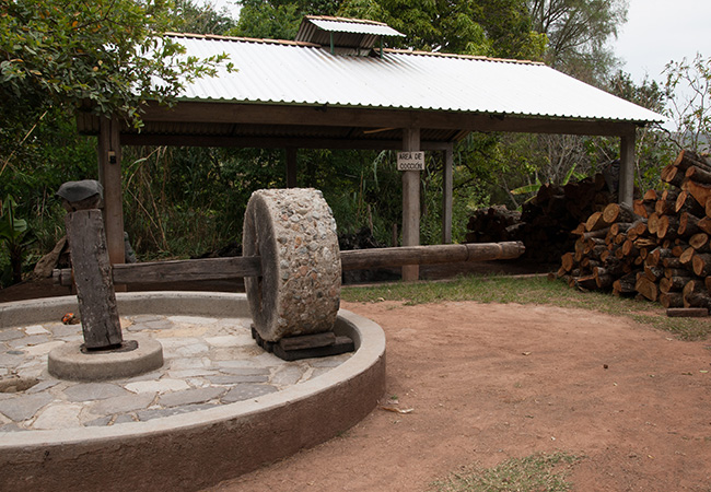 Mezcal-artesanal-proceso-molienda-en-tahona-de-pidra Horizonte Sustentable - Jabalí 2019 Mezcal artesanal proceso molienda en tahona de pidra