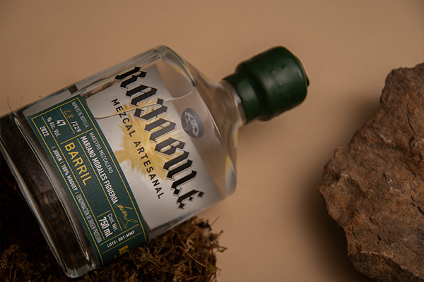 Rajabule-mezcal-artesanal-sustentable-barril-escena4 Horizonte Sustentable - Barril 2022 Rajabule mezcal artesanal sustentable barril escena4