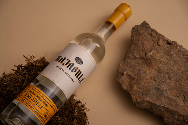 Rajabule-mezcal-artesanal-sustentable-ensamble-espadin-mexicano-escena4 Horizonte Sustentable - Espadín | Mexicano 2016 Rajabule mezcal artesanal sustentable ensamble espadin mexicano escena4