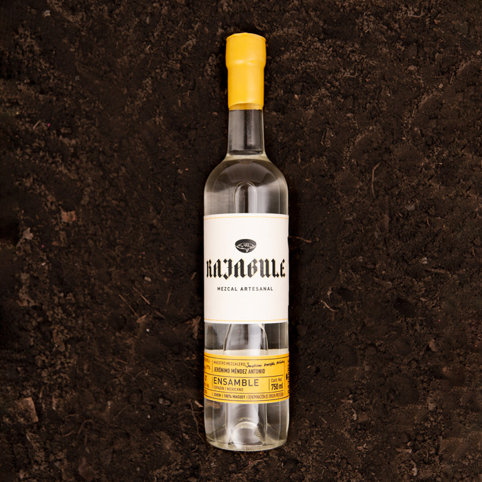 Rajabule-mezcal-artesanal-sustentable-ensamble-espadin-mexicano-escena5 Horizonte Sustentable - Espadín | Mexicano 2016 Rajabule mezcal artesanal sustentable ensamble espadin mexicano escena5