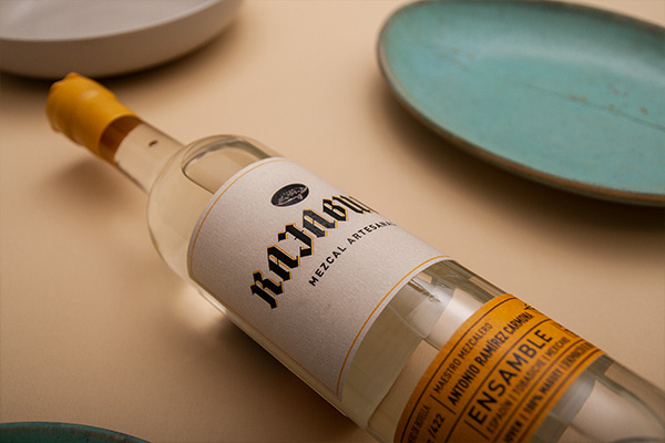 Rajabule-mezcal-artesanal-sustentable-ensamble-tobasiche-espadin-mexicano-escena3 Horizonte Sustentable - Espadín | Tobasiche | Mexicano 2016 Rajabule mezcal artesanal sustentable ensamble tobasiche espadin mexicano escena3