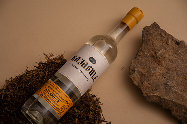 Rajabule-mezcal-artesanal-sustentable-ensamble-tobasiche-espadin-mexicano-escena4 Horizonte Sustentable - Espadín | Tobasiche | Mexicano 2016 Rajabule mezcal artesanal sustentable ensamble tobasiche espadin mexicano escena4