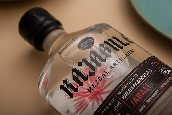 Rajabule-mezcal-artesanal-sustentable-jabali-focus1 Horizonte Sustentable - Jabalí 2019 Rajabule mezcal artesanal sustentable jabali focus1